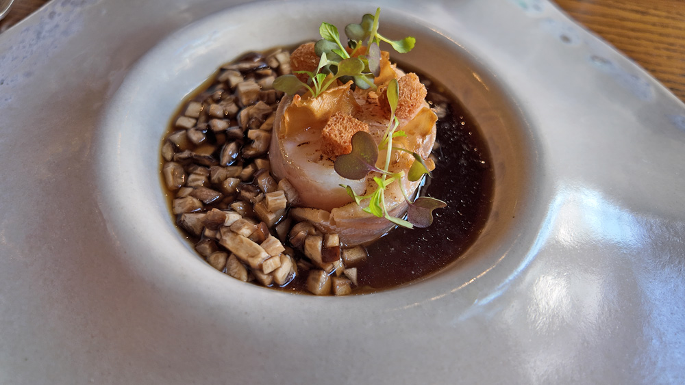 Truite de Langeais cuite à la flamme, avec shiitaké de la cave du Breuil et miso de Touraine