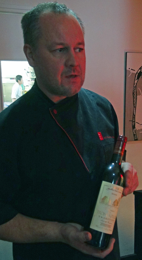 Nicolas et sa bouteille de Cahors en cadeau ... merci