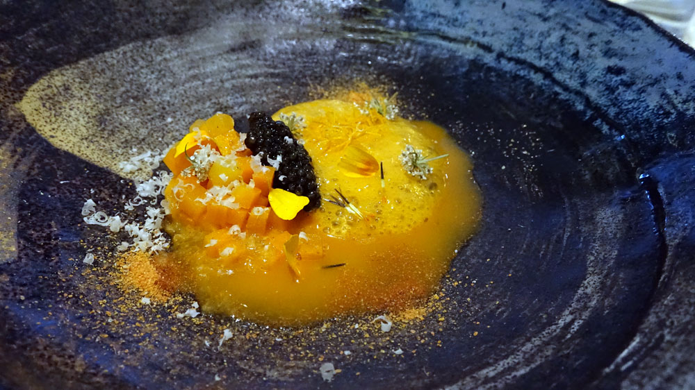Caviar de Sologne (10g), crémeux carotte et cheveux d'anges, consommé Vodka