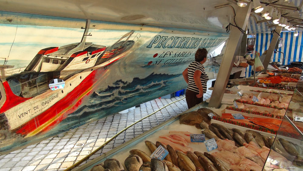 Le banc des poissons disponibles à la vente