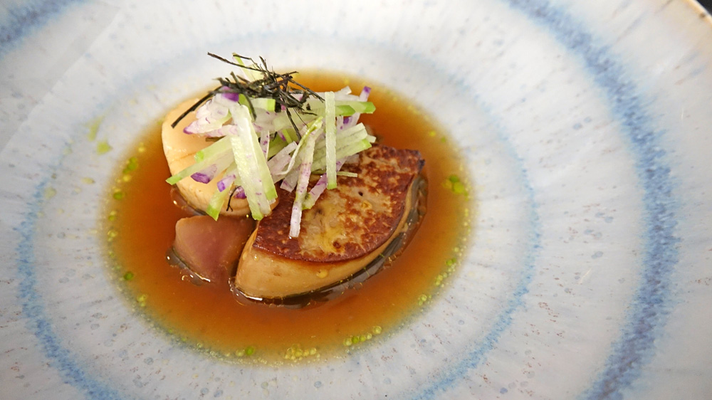 Bouillon de Saint-Jacques au foie gras relevé d’algue wakamé et yuzu kosho