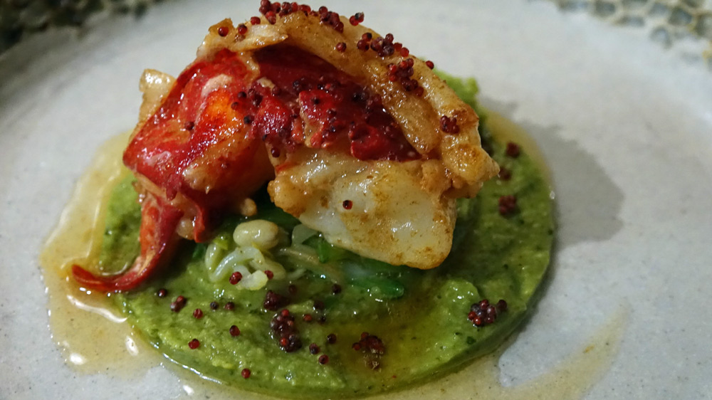 Pince de homard bleu, avocat et bouillon de gingembre sauvage, la queue de homard bleu, sauce pad thaï