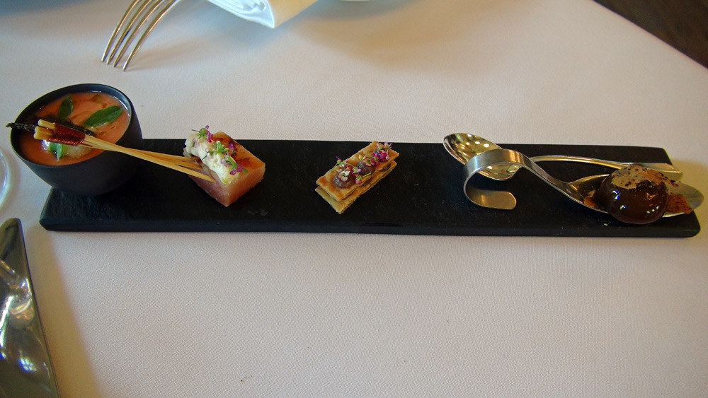 Mignardises : Bille de cèpe - Feuilleté anchois - Truite de banka fumée - Gaspacho et panacotta Mozzarella