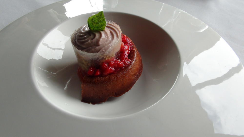 Baba (en réalité un savarin) à la vodka, déclinaison de fraises et basilic