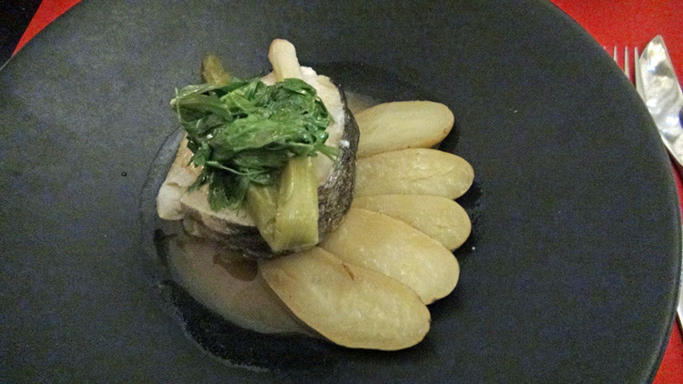 Tournedos de cabillaud à basse-température, herbes à soupe et rattes fondantes, bouillon de légumes