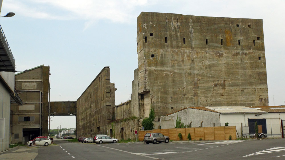 Bâtiment inachevé près du bloc Kermoran 2