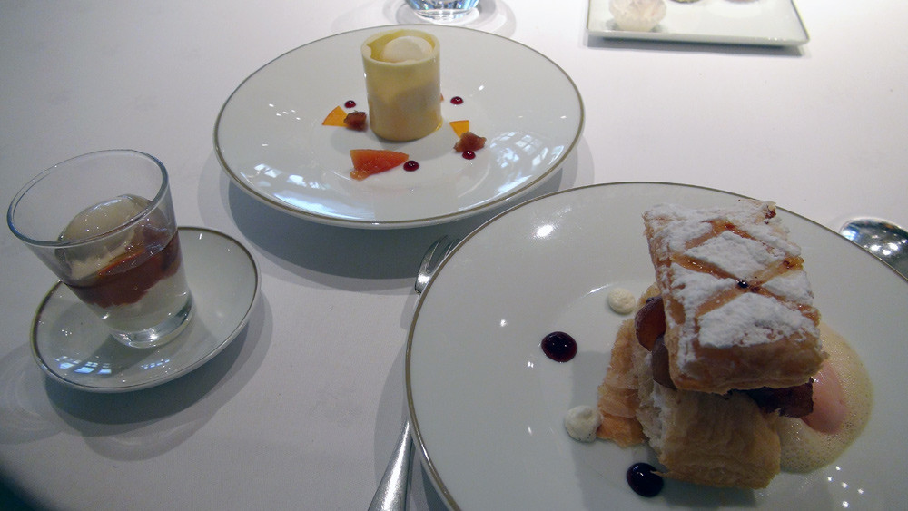 Dessert surprise : Millefeuille de pommes caramélisées, crème glacée de coing - Crème légère au rhum en coque de chocolat blanc - Gelée de coing, crème glacée au thé vert sakura glacé et potimarron