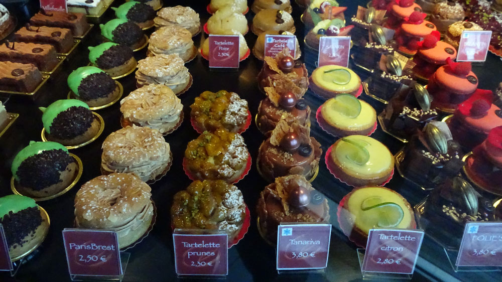 Petits gâteaux : Royal - Gland - Paris-Brest - Tartelettes poire, prunes et café - Savarin - Tartelette citron - Folies