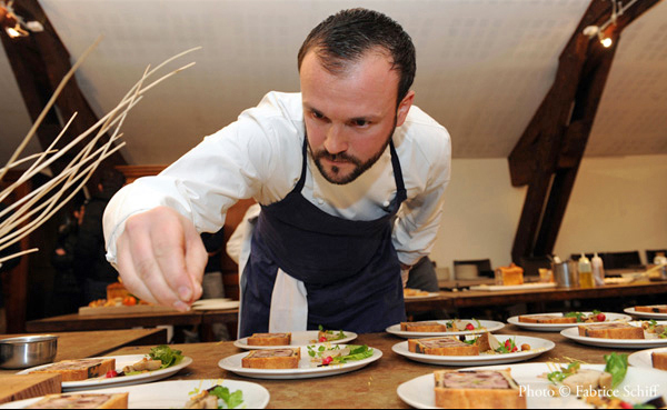 Yohan Lastre en pleine préparation des assiettes de dégustation de son Pâté en croûte sacré Champion du Monde - Crédit photo : Fabrice Schiff