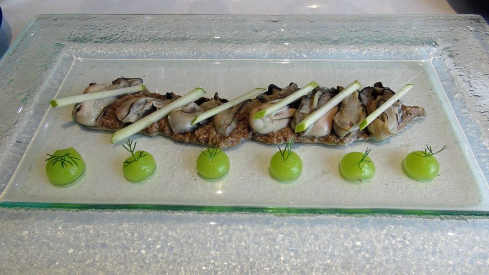 Les huîtres de Lanmodez tièdes, duxelles de champignons de Paris au bouillon de poule, pomme verte 