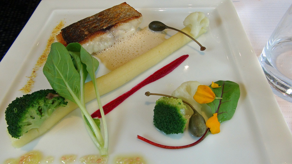 Filet de dorade poêlé, pulpe de pomme de terre & beurre noisette, câpres, betterave & parfum d'agrumes
