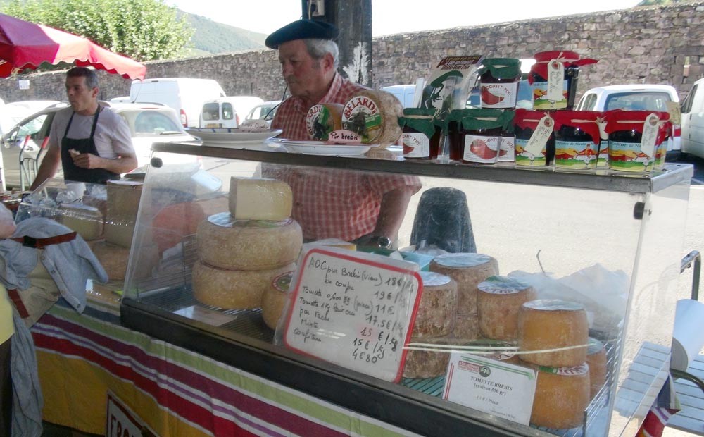 Un producteur de fromages et son béret ... basque bien sûr !