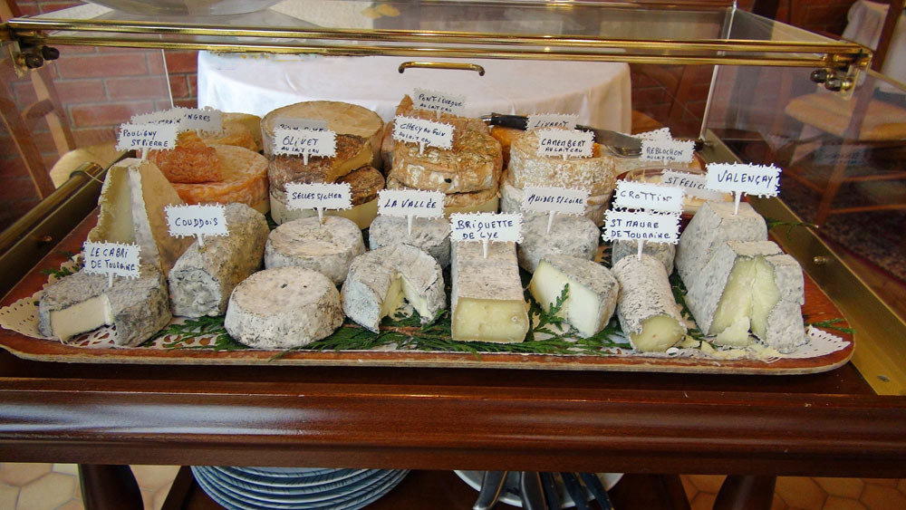 Chariot de fromages de chèvre de la région et de fromages de vaches de Franche sélectionnés par Dominique Boisgard