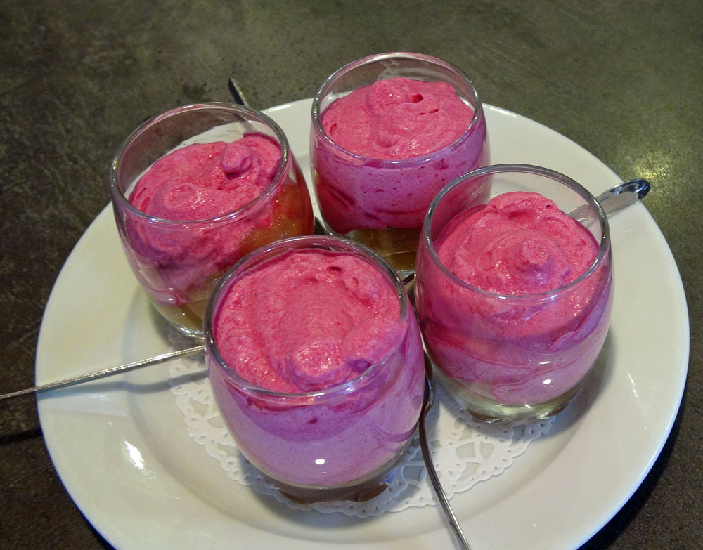 Compote de pomme, mousse légère de betterave