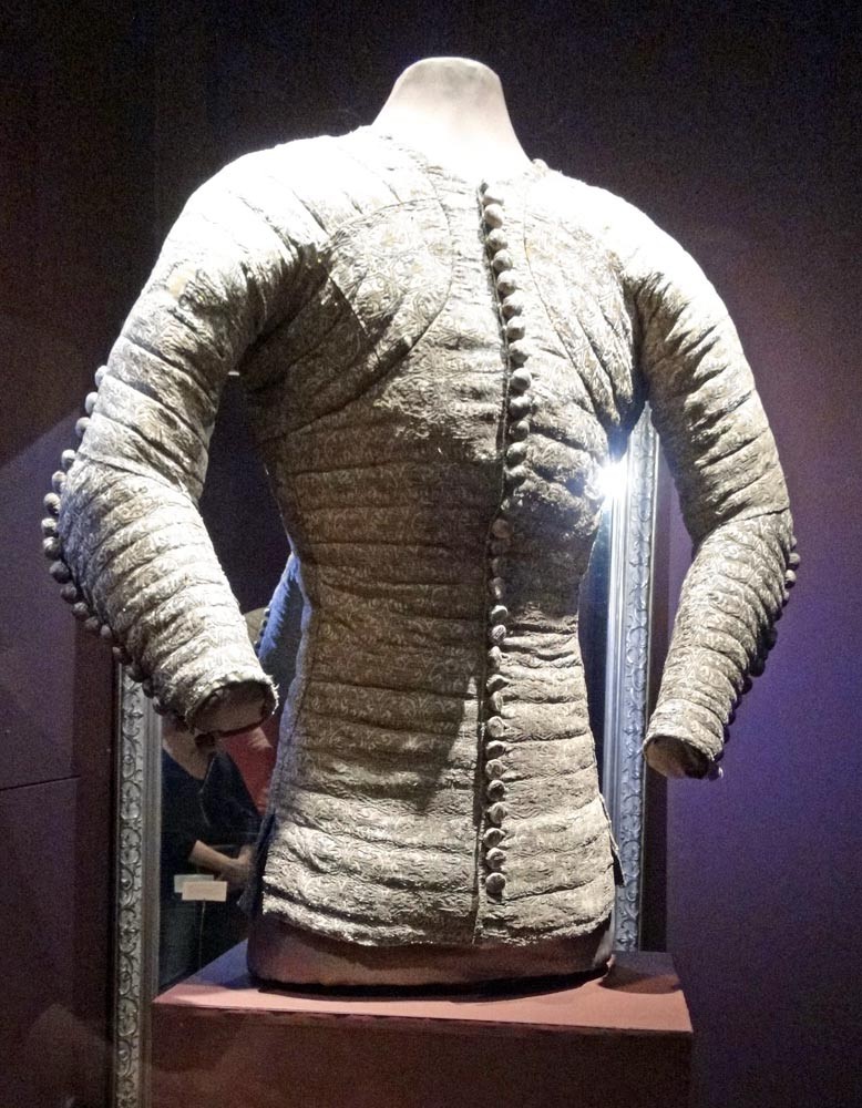 Musée des Tissus :  Jaque. Rare costume civil qui aurait appartenu à Charles de Blois, mort en 1364. 