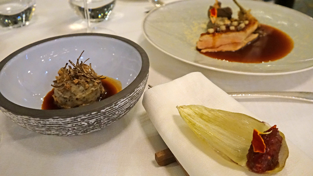 Pintade baserri du Pays Basque, rôtie sur coffre, artichauts, sauce Albufera et truffe (d'automne !)