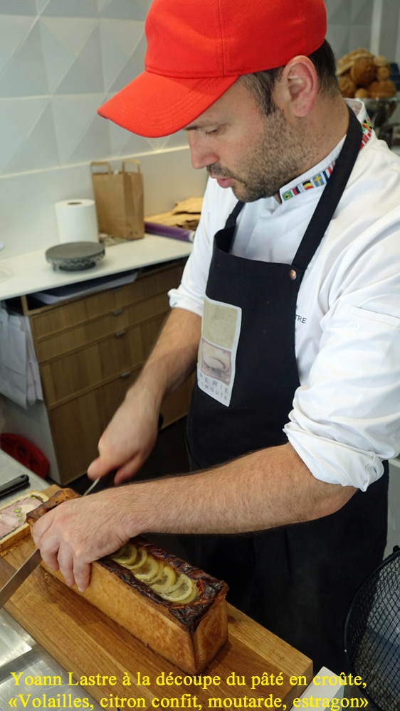 Yoan Lastre en pleine découpe du Pâté en croûte "Volailles, citron confit, moutarde & estragon"