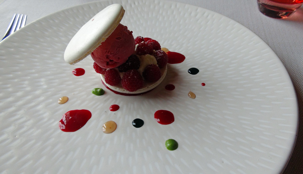 Macaron farci framboises poudrées, mousseline "yuzu"
