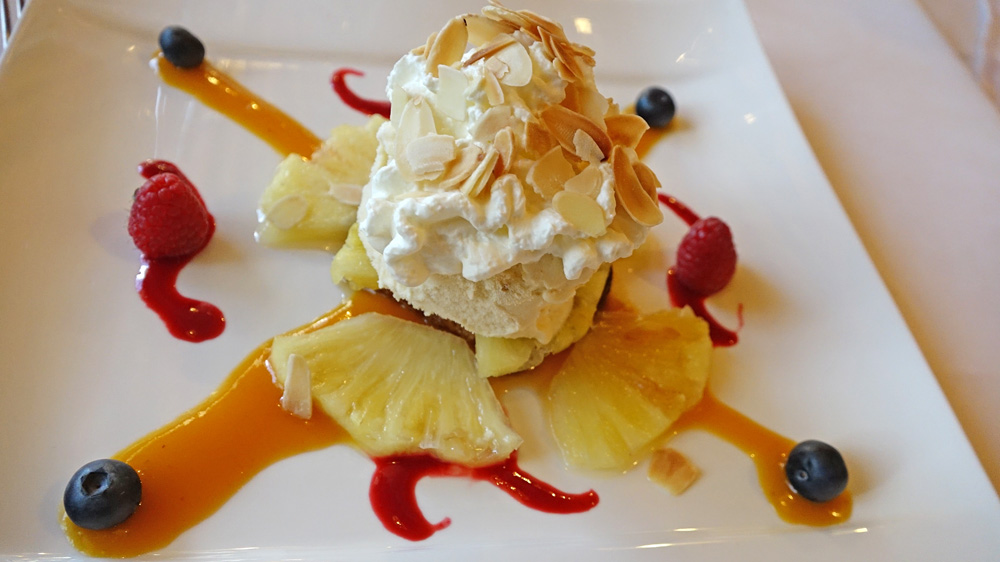 Retour des Iles (pain d'épices infusé dans du rhum, glace rhum raisins, ananas frais au sirop, amandes grillées, pointes de chantilly maison)