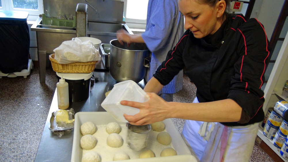 Farinage des boules de pâte à pizza