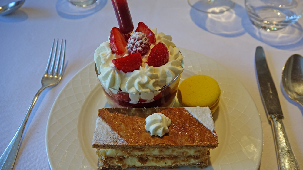 Mes desserts : Savarin aux fruits rouges - Millefeuille vanille - Macaron citron