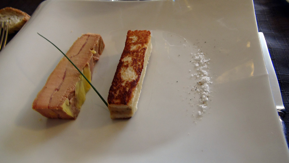 Foie gras de canard confit et saucisse de Morteau, "mouillette" de fondant de volaille aux huîtres