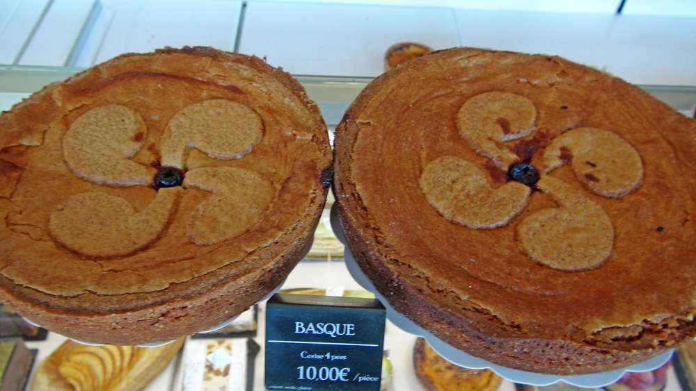 Gâteau basque et son "Lauburu" (croix basque à 4 virgules)