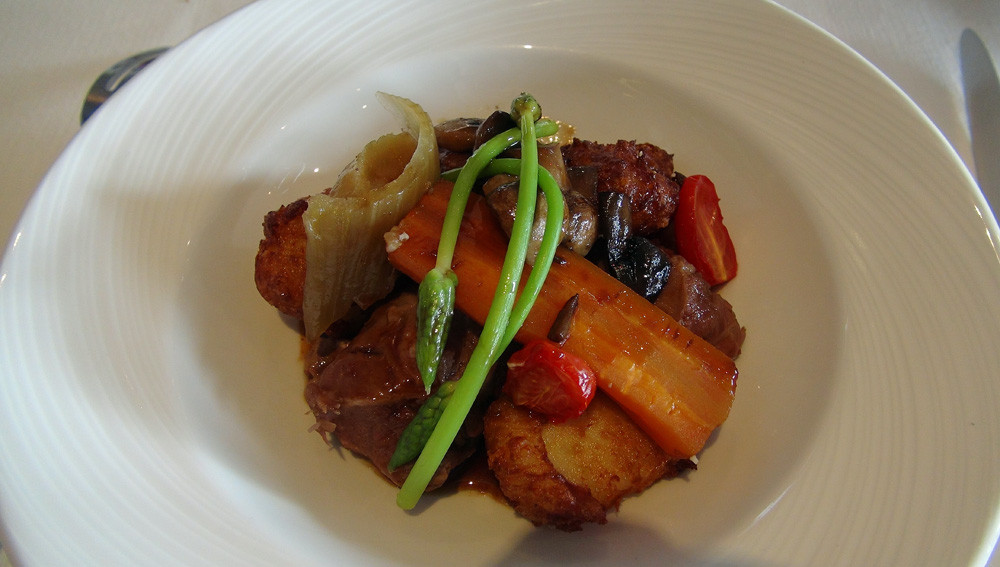 Joue de cochon franc-comtois confite puis laquée au Ploussard, pommes dauphines jurassiennes