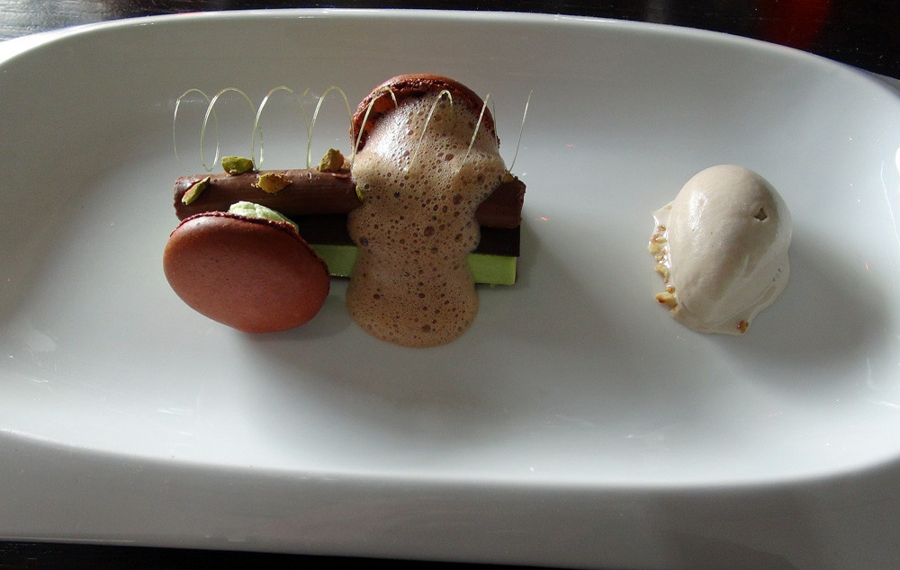 Macaron au chocolat, crème Manjari & pistaches, crème glacée à la fève de Tonka