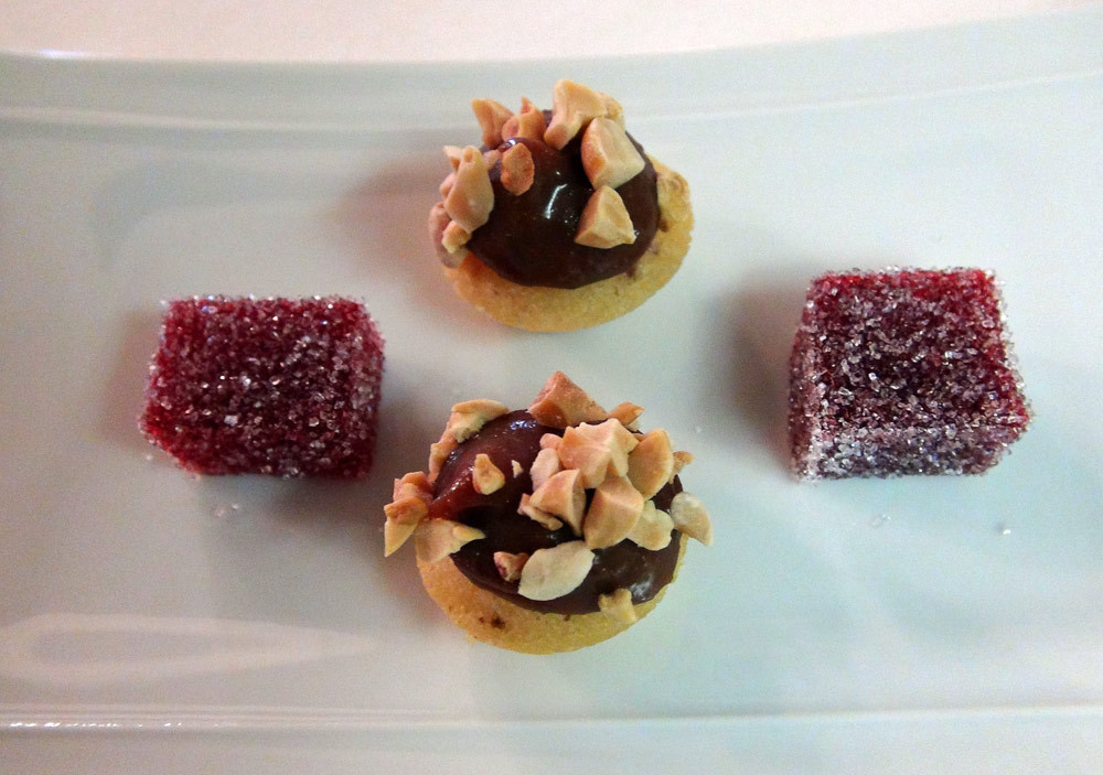 Mignardises : pâte de framboise & coque carambar/cacahuète