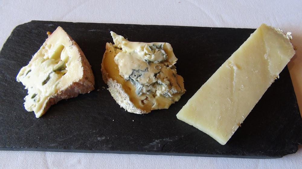 Mon assiette : Fourme de Saint-Flour - Fourme d'Ambert - Salers tradition