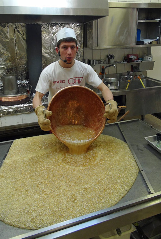 Versement du sucre cuit sur la table inox