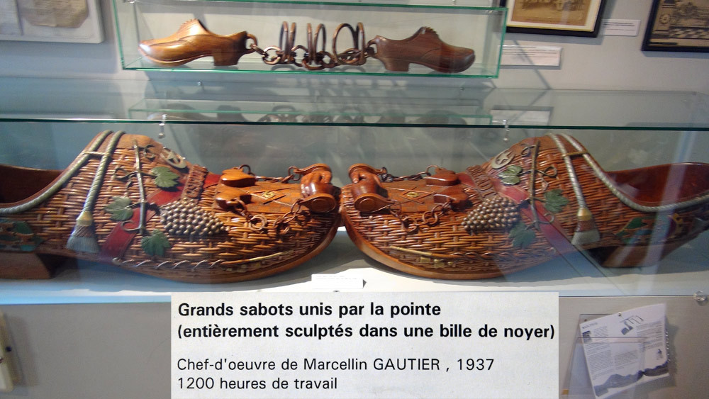 Paires de sabots en noyer : Enchaînés (sortis d’un seul bloc), unis par la pointe (tirés d’un fût de 2,50 mètres de long), par Marcellin gautier dit « Rennois l’Amour du Travail », M. O. F. 1933.