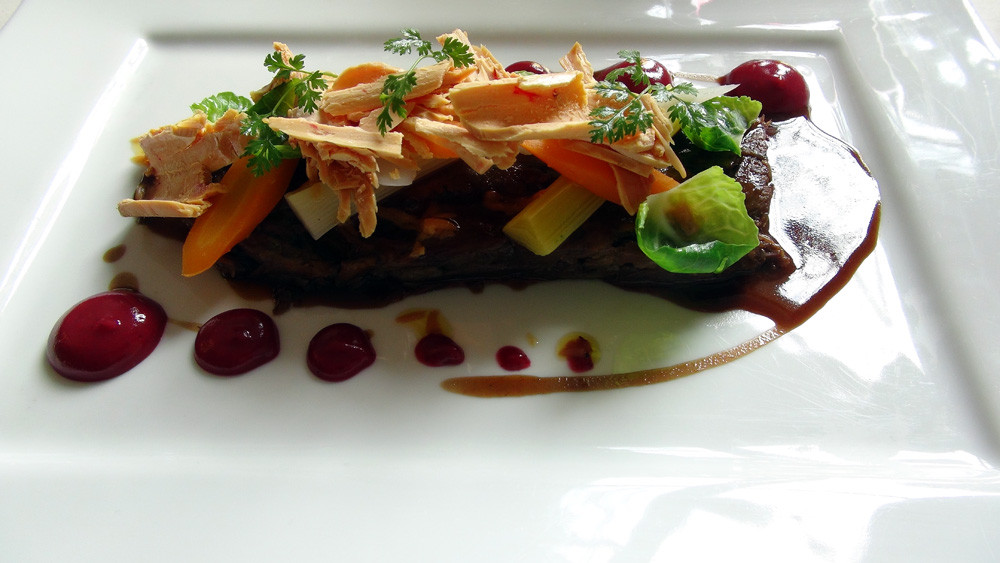 Effiloché de queue de bœuf, légumes d’hiver & copeaux de foie gras, sauce poivrade 