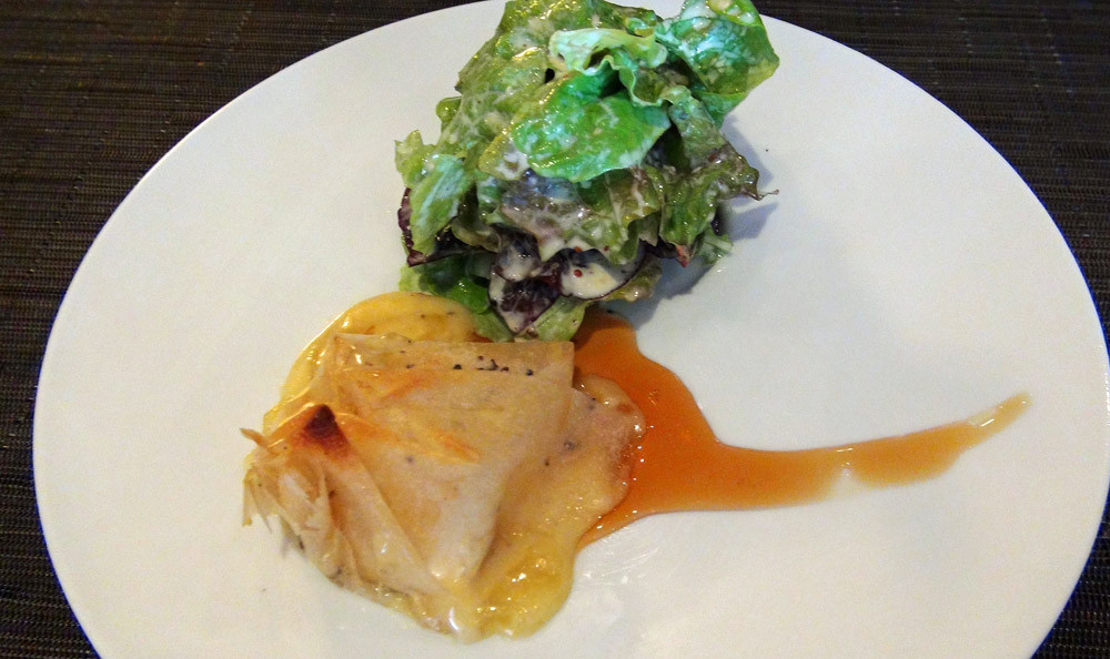 Camembert de Normandie croustillant au poivre, caramel au cidre et bouquet de salade