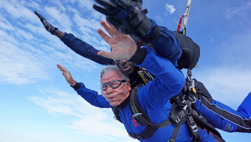 La chute libre continue à 200 km/h et ça déforme !