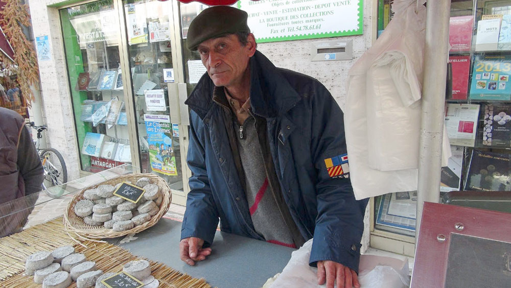 Hervé Barbeillon sur le marché Louis XII de Blois du samedi matin