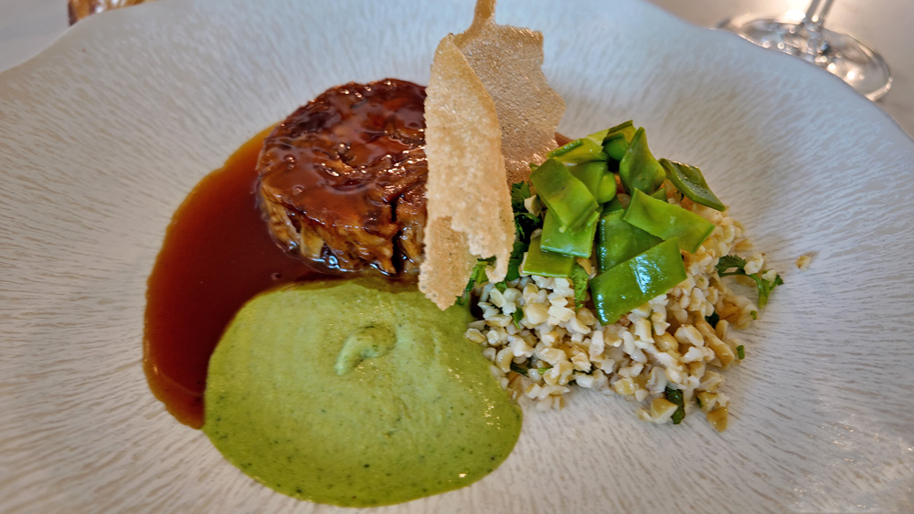 Chacun la notre, Épaule d’agneau confite, curry vert, boulgour, pois gourmand