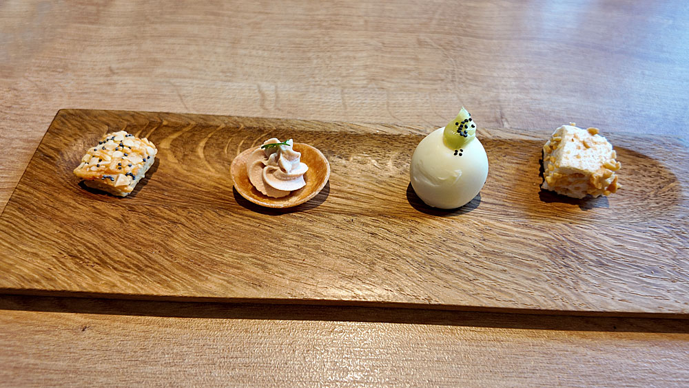 Mise en bouche : Feuilleté emmental - Tartelette de ganache de foie gras - Œuf de caille, mayonnaise végétale - Guimauve cacahuètes...