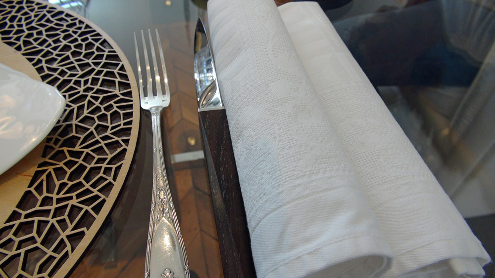 Assiette de présentation et couteau Nontron