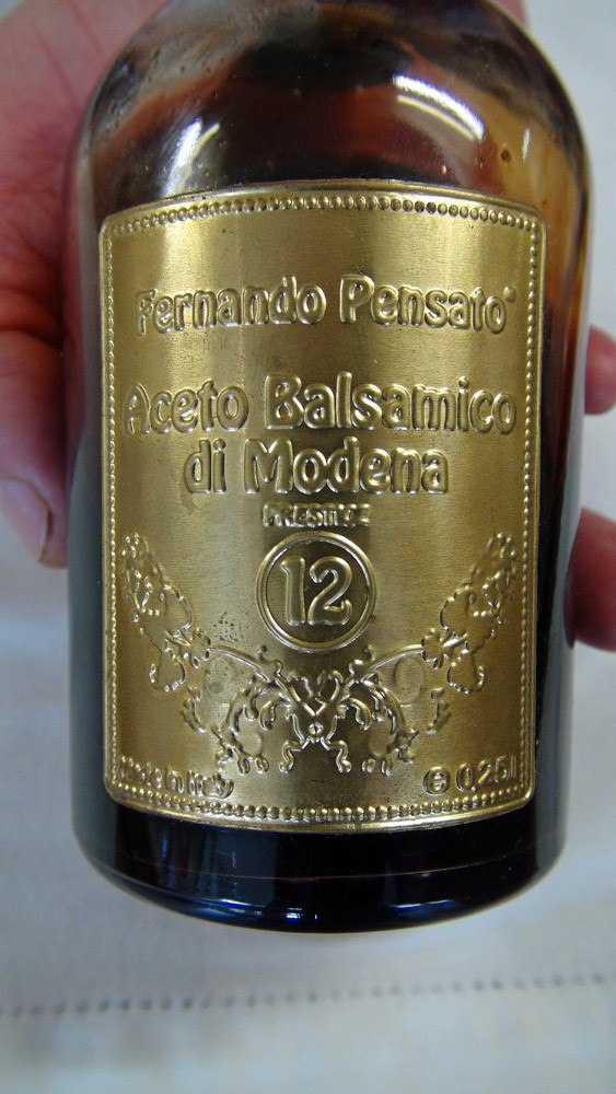 La bouteille de 25 cl de vinaigre balsamique de Modène de 12 ans d'âge de Fernando Pensato (75 € 00 en vente directe + frais de port)