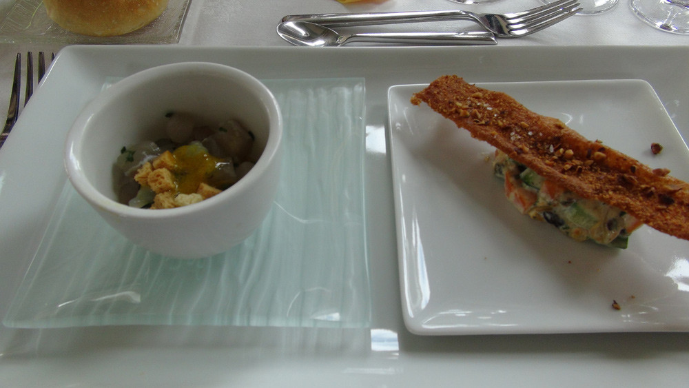 Fraîcheur de moules de bouchot au fromage Manslois et safran d’Angoumois par Pascal Pressac - Tartare de maigre du Pertuis par Johan Leclerre (MOF 2007)