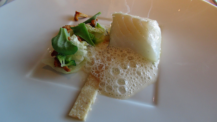 Dos de cabillaud confit à 50° C, viennoise noisette, multitude de choux, girolles et sauce livèche