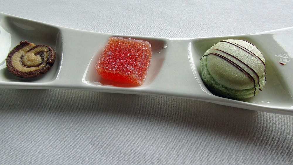 Mignardises : Macaron menthe/chocolat, Pâte de fruit orange sanguine et Déclinaison de chocolats blanc et lait