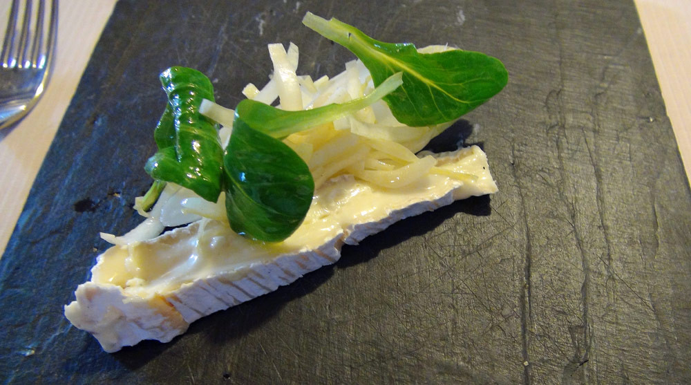 Brie truffé, salade d'endive et de mâche