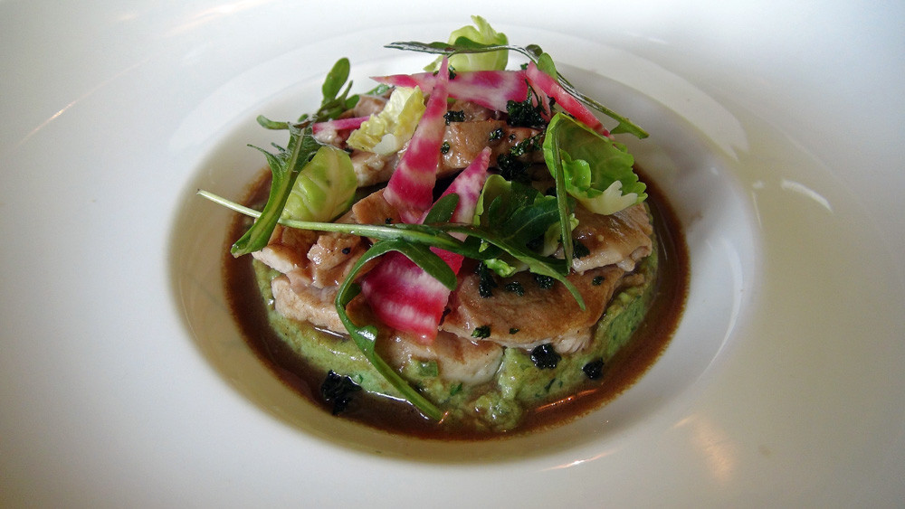 Porcelet cuit en basse température, polenta au persil et jus au vin rouge