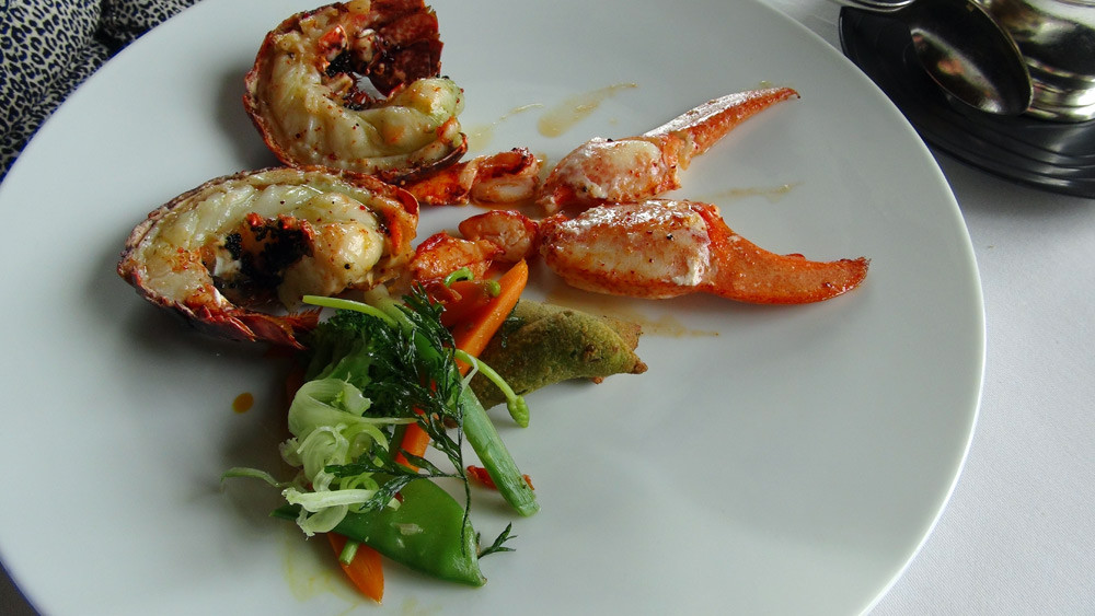 Homard bleu Breton rôti demi-sel, gnocchis de fenouil et tomates confites, corail de homard et truffe blanche