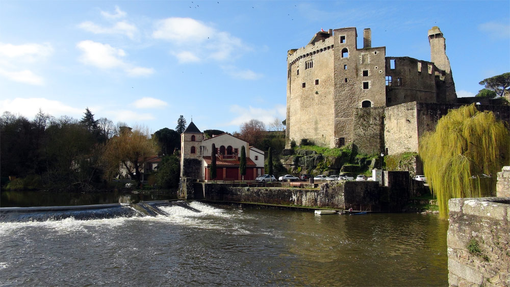 Le Château, dont la construction s'est échelonnée entre le XIe et le XVIIe siècle