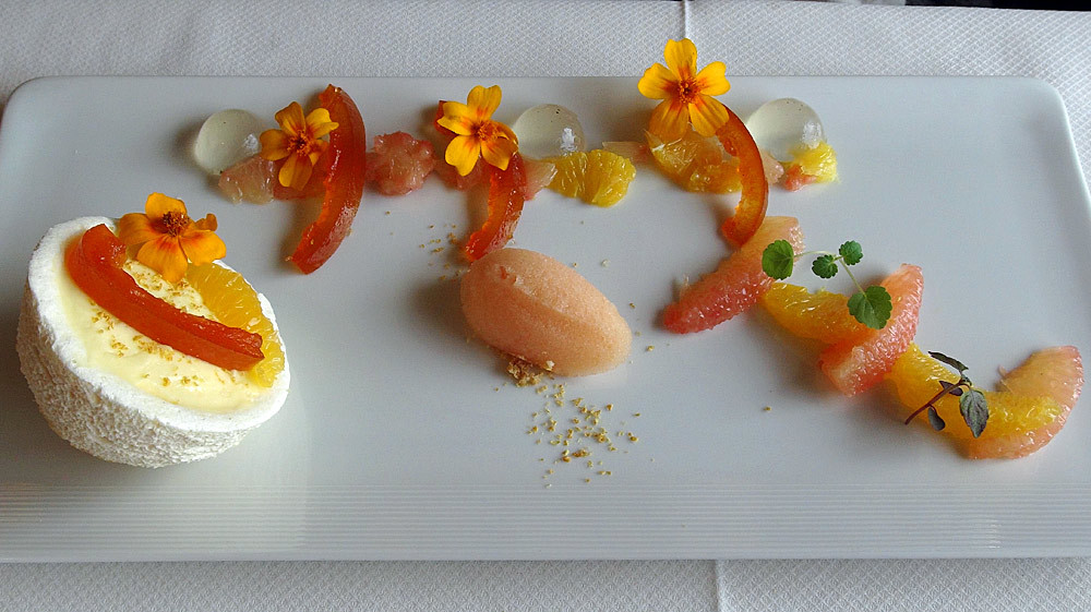 Meringue mousse citronnée, sorbet pamplemousse et segments d’agrumes bicolores