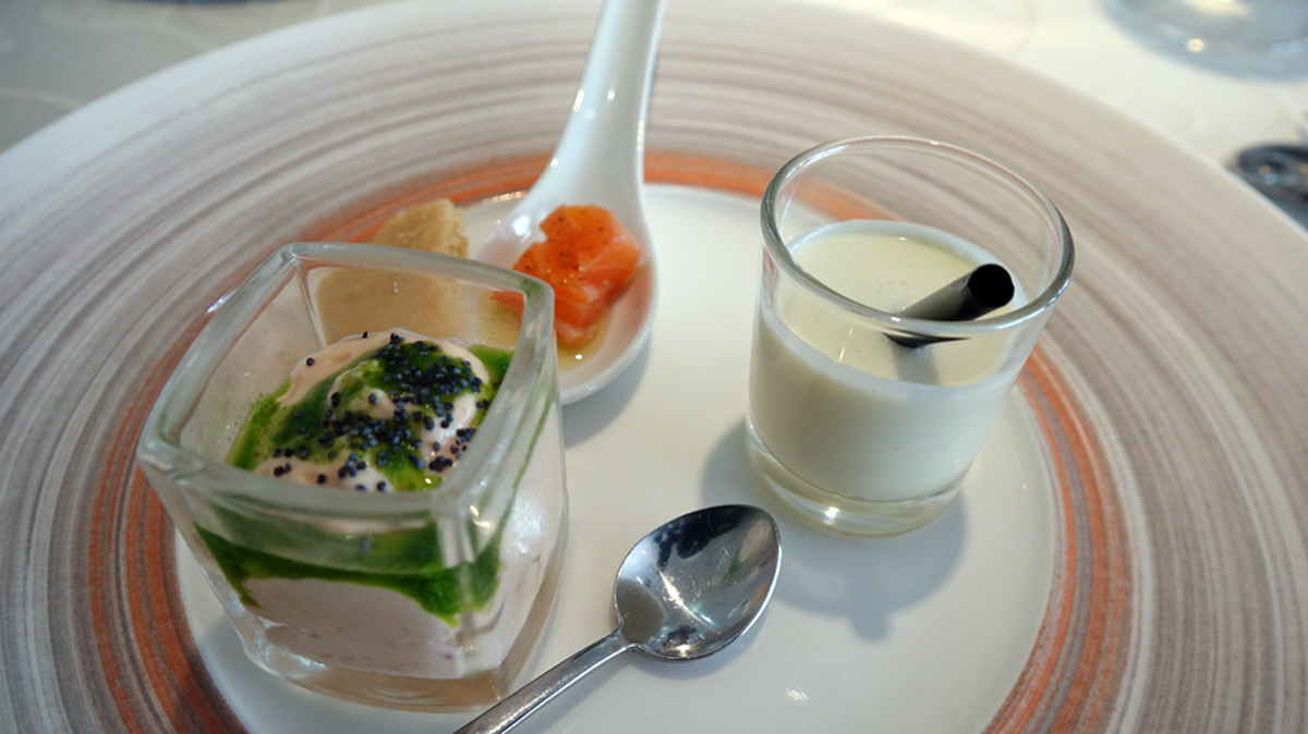 Amuse-bouche : Crème d'asperge - Bavaroise de tomate - Saumon à l'orange et sablé Parmesan